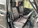 運転席と助手席はアームレストがついていますのでゆったりお座りになられます。