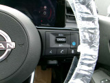 プロパイロット搭載オーラがアクセル、ブレーキを自動でコントロールして前のクルマとの車間距離を保つ手助けをします。
