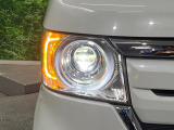 【LEDヘッドライト】悪天候や夜間走行時も良好な視界を確保し安心して運転できる高輝度LEDヘッドライトを装備!点灯速度が早く、消費電力も抑えられています。