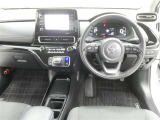 運転席からの視界はこんな感じです☆お気軽にご来店いただき、実際に座って是非お確かめください。ドライバーに寄り添う快適な操作フィールをもたらすステアリングです。
