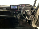 運転席は見やすく整理され、ナビも美しく装着され操作性にも優れています!