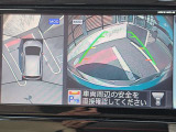 アラウンドビューモニター。上空から見下ろしているような映像で、スムースな駐車をサポートします。