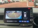 狭い場所での駐車も安心。後方の状況をわかりやすくモニターに表示し、安全な駐車をサポートします。ガイドライン表示で、距離感もつかみやすいです。