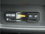 ◆ETC2.0装着◆進化したドライブ体験。料金収受システムだけだったETCが生まれ変わって、高速道路を賢く使うETC2.0に進化しました。多彩な情報サービスが便利で快適なドライブ体験を提供します。