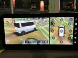 アラウンドビューモニター、駐車中の車を空から見下ろしているかのような映像で表示し、駐車をアシストします