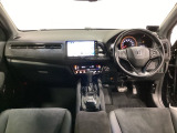車内は光触媒抗菌消臭施工済です。インパネ周りはスタイリッシュなデザインです。グローブボックスやカップホルダーのほかにトレーなどたくさんの収納スペースが付いています。