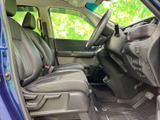 広々とした室内空間が魅力です。運転席からの視界も広く、運転操作もスムーズに行えます。長距離ドライブでも疲れにくい設計です。
