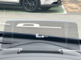 スピードメーター上部にはヘッドアップディスプレイを装備しており、車速やナビゲーションの案内などの情報が映し出されます!