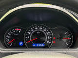 視認性の高いメーターで、運転状況をしっかり把握できます。必要な情報を一目で確認でき、安全運転をサポートします。落ち着いたデザインも好印象です。