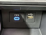 充電用USB端子付き。スマートフォンなどの充電に便利です。