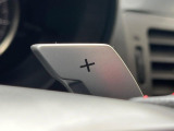 【パドルシフト】ハンドルから手を離さずに素早くシフトアップ&ダウンができるので、エンジンブレーキを使う下り坂や高速道路の合流で加速したい場面で役立ちます。