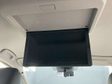 後席専用モニターです。後席でテレビをワイドな画面でお楽しみ頂けます!(ルーフ取り付けタイプ:11インチワイドVGA液晶モニター)。