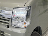 【LEDヘッドライト】悪天候や夜間走行時も良好な視界を確保し安心して運転できる高輝度LEDヘッドライトを装備!点灯速度が早く、消費電力も抑えられています。