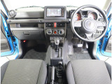 無骨な厚みを醸し出す運転空間は、ジムニーの頑強さと積み上げてきたヒストリーを感じさせます。