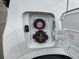 (上)普通充電、(下)急速充電。