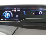 e-POWER専用メーターはモーター出力、エネルギーフロー表示、各種燃費表示機能、バッテリー残量、デジタル時計、航続可能距離、サービスインターバルなどが表示されます。