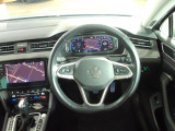 Volkswagen全車共通の上質な本革を使用した手触りのしっとりとしたステアリングです。唯一素肌が触れるハンドルは上位モデルと同じ握り心地になっております。