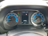 視認性の高いメーターで運転情報を的確に把握できます