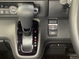 CVT車のセレクトレバーです。低速から高速まで、変速ショックのないスムーズな走りと、エンジン効率のよい領域を維持して燃費にも貢献します。サイドブレーキはスイッチ操作の電子制御パーキングブレーキです。