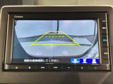 リバースギアに入れるだけで後方の表示へ切り替わります。夜間や雨の日の駐車も楽になりますよ。