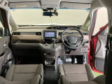 フロントガラスが大きく、ワイドな視界で運転もしやすくなるように設定されています。視認性のよいインパネ周りです。操作スイッチやカップホルダーも使いやすい位置に配置されています。