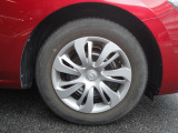 標準装備の純正15インチホイールキャップです。タイヤサイズは185/65R15です。