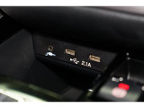 小物の収納に便利なセンタートレイには携帯等のデバイスの充電可能なUSB出力電源付です。