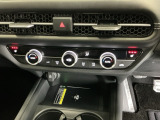 運転席/助手席シートヒーターで寒い日もすぐに温かくなり快適に過ごせます。3段階の温度調整が可能です