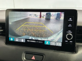 リバースギアに入れるだけで後方の表示へ切り替わります。夜間や雨の日の駐車も楽になりますよ。