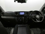 運転席から視界が左右に広く隅々まではっきりと見渡せます。クルマの先端も把握しやく安心して運転できます。
