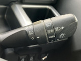 操作感に優れたレバー操作で、スムーズな車線変更や右左折をサポート。直感的に操作できるので、運転に集中できます。