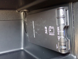 ■【ETC車載器】が装備されています。セットアップをしてお渡しとなり、ETCカードを差し込むだけで高速道路の利用が可能です。