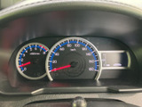 視認性の高いメーターで、運転に必要な情報をしっかり確認できます。速度や回転数など、重要なデータが一目で把握できる設計です。落ち着いたデザインも魅力です。