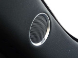 車内音響に合わせてチューニングされた専用スピーカーのBOSEシステム。奥行きのある澄んだ音と驚きの臨場感で、移動時間をプレミアムな音楽空間へと進化させます。