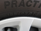 タイヤサイズは、155/65R14です。