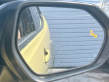 【ブラインドスポットモニター】走行中、ドアミラーの死角になりやすい箇所に後続車が接近するとサイドミラーのレンズに警告を表示!ドライバーに注意喚起をしてくれます。