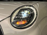 【LEDヘッドライト】悪天候や夜間走行時も良好な視界を確保し安心して運転できる高輝度LEDヘッドライトを装備!点灯速度が早く、消費電力も抑えられています。