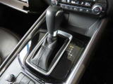 ダイレクトな変速感と低燃費を両立する6速ATを搭載!スムーズな変速と高い効率を誇る6速ATがダイレクトな走りを実現します。停止時に足の負担を軽減するオートブレーキホールド機能で、快適で疲れにくい走りを提供