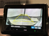 リバースギアに入れるだけで後方の表示へ切り替わります。夜間や雨の日の駐車も楽になりますよ。