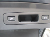 電動テールゲートを採用してます。
