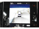 マルチビューモニターは車両の前後左右に搭載された4つのカメラ映像を合成し車両を真上から見てるような映像を表示する