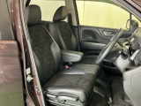 【ベンチシート】運転席と助手席の移動もスムーズ!狭い駐車場での乗り降りや、お子様の乗り降りにも便利です。座席の間にコンソールボックスやドリンクホルダーがないため、車内空間が広く感じます。