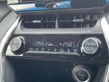 【左右独立型フルオートエアコン】運転席と助手席でそれぞれお好みの温度に設定可能。同乗者にも配慮した、快適な空調をお届け致します。