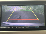 狭い場所でも安心のバックモニター付き。安全な駐車をサポートします。後方確認がしやすく、運転をより快適にします。