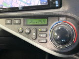 【オートエアコン】一度お好みの温度に設定すれば、車内の温度を検知し風量や温度を自動で調整。暑い&hellip;寒い&hellip;と何度もスイッチ操作をする必要はありません。快適な車内空間には必須の機能ですね♪
