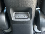 アクセサリーソケットにUSBポートも装備してます。ナビのAV出力や携帯電話の充電などに便利です。