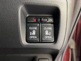 【両側パワースライドドア】両側がパワースライドドアになっており、運転席のスイッチやキーレスエントリーのボタンからでも開閉が可能です!狭い駐車場でのお子様の乗り降りに便利です!