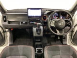車内は光触媒抗菌消臭施工済です。スタイリッシュなデザインでスポーティなインパネ周りを演出します。グローブボックスやカップホルダーのほかにトレーなどたくさんの収納スペースが付いています。