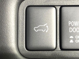 【パワーバックドア】スマートキーや運転席のボタンを押すだけでリアゲートが自動で開閉します!荷物を持っている時や、高い位置にあるバックドアを閉める際に便利な機能です♪
