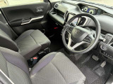 シート座面には着座姿勢を安定させるサイドサポートがあり、快適な運転環境を実現しています。